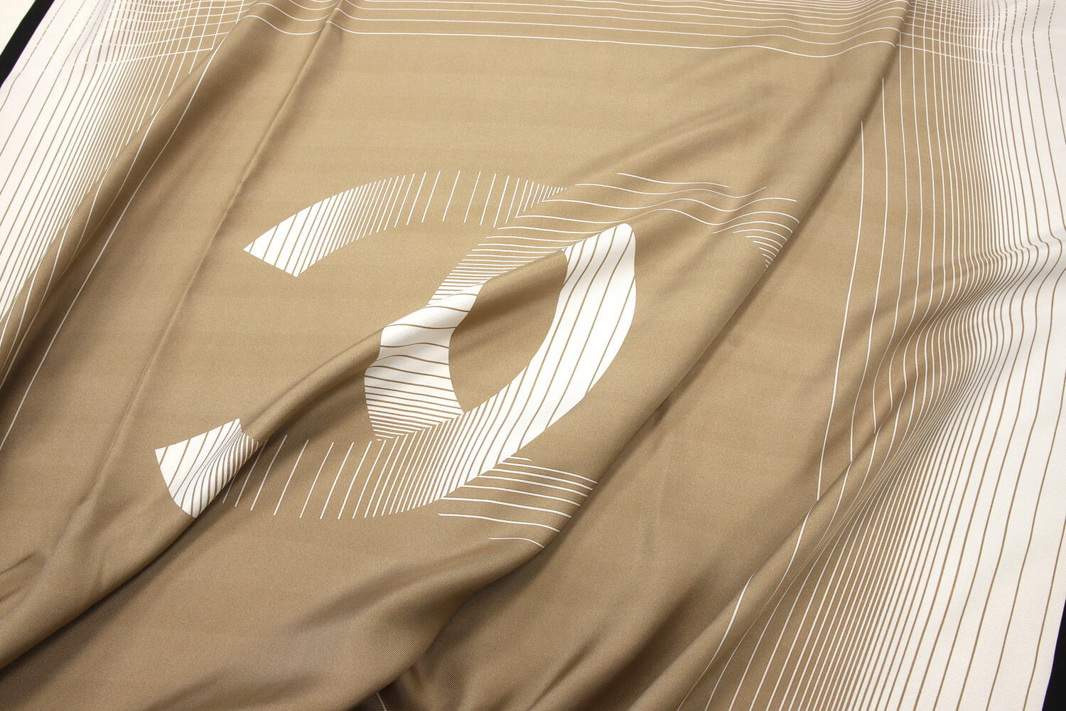Шелковый платок Chanel 90х90 см, цвет Бежевый