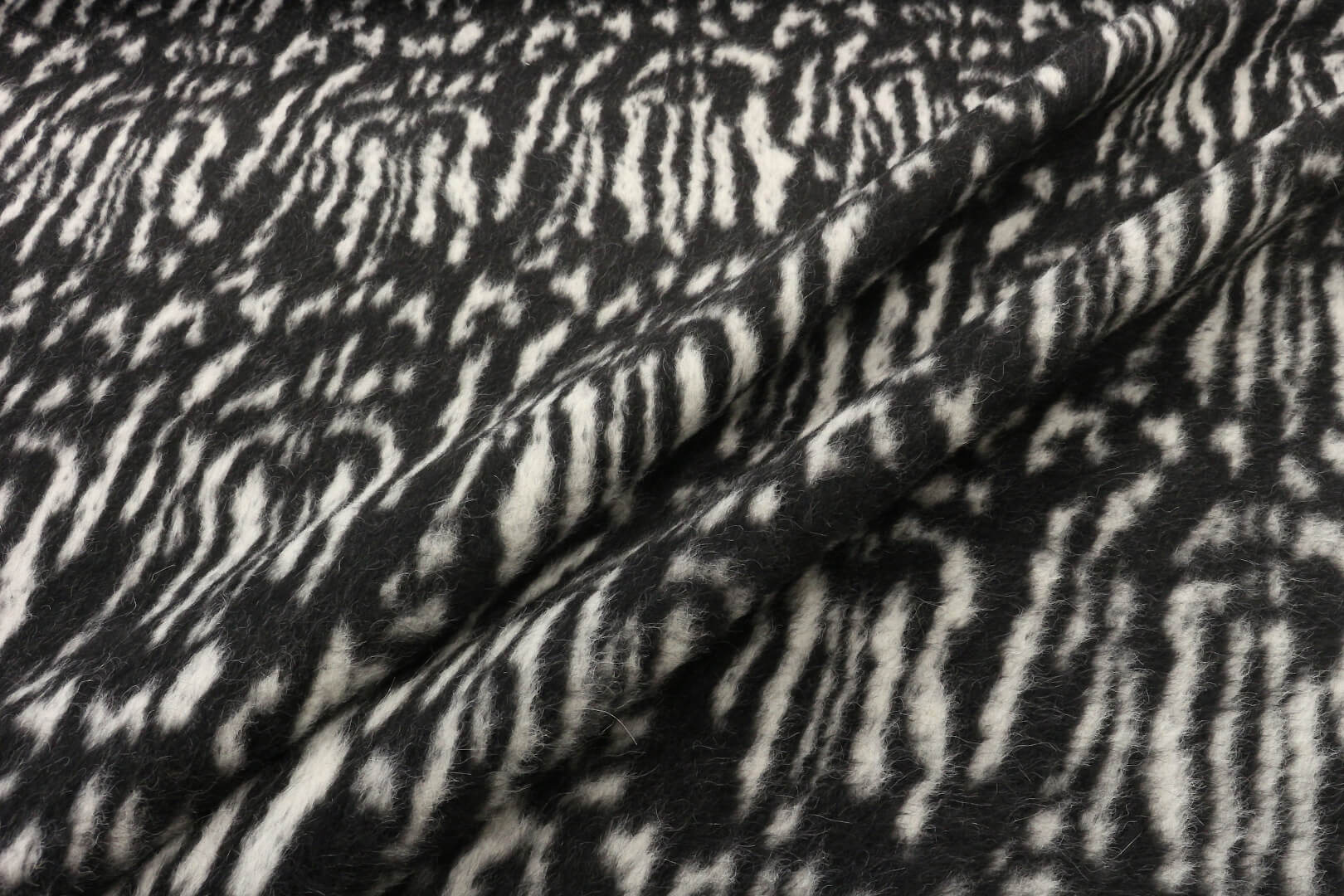 Толстая пальтовка из ламы  PIACENZA, цвет Черно-белый